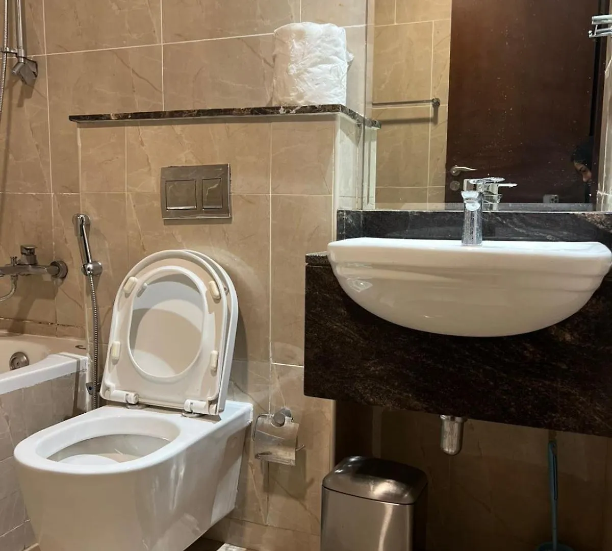 Luxury Room In Front Of Hotel Five Dubai Homestay